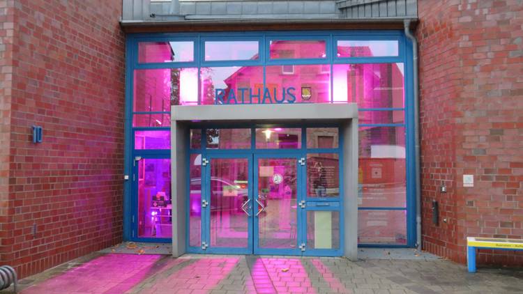Foto (Gemeinde Lehre): Das Rathaus erstrahlt heute anlässlich des Welt-Mädchentags in Pink.