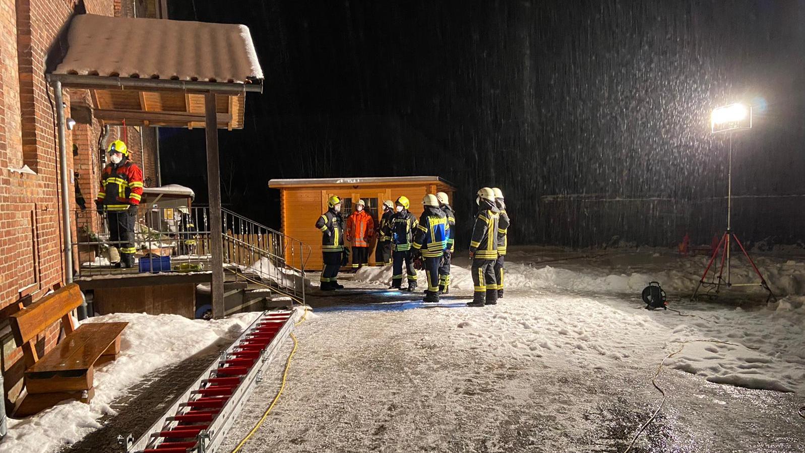 Fotos (Gemeindefeuerwehr Lehre): Es gab einen Wasserschaden in der Brunsroder Kita, die Feuerwehr war im Einsatz.