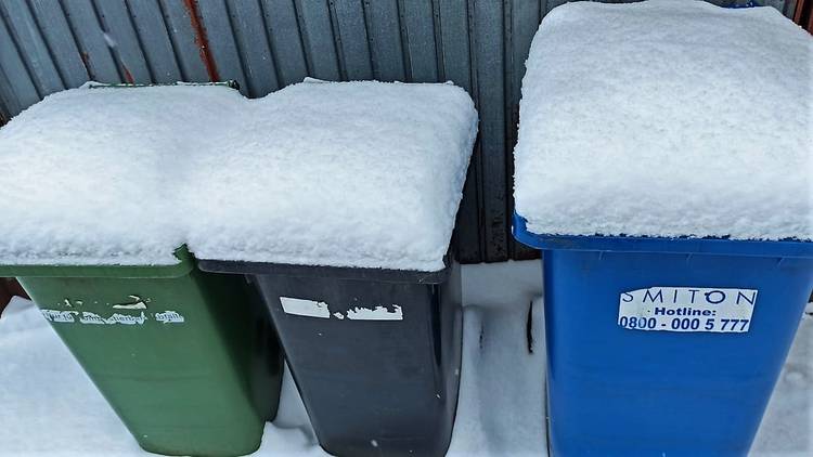 Foto (Gemeinde Lehre): Mülltonnen im Schnee