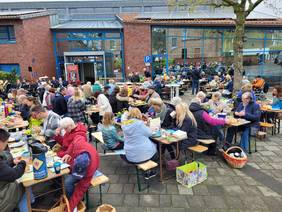Foto (© Gemeinde Lehre): Um gemeinsam vor dem Rathaus zu frühstücken, fanden sich in Lehre mehr als 120 Menschen zusammen.