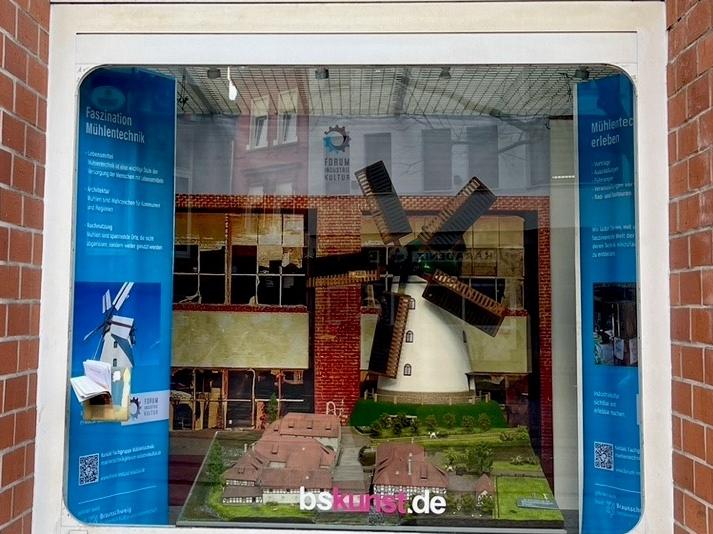 Foto (© Angelika Geschke): Das Modell der Wendhäuser Windmühle ist Teil der Ausstellung zur Industriekultur in den Braunschweiger „Kultfenstern“ in der Friedrich-Wilhelm-Straße.