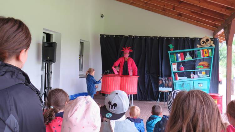 Foto (Gemeinde Lehre): Das Figurentheater besuchte die Kinder der Kita „Mühlennest“.