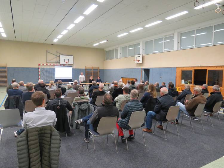 Foto (© Gemeinde Lehre): In Essenrode fand eine Informationsveranstaltung der Firma Tennet über das Bauprojekt am Stromnetzwerk Wahle-Wolmirstedt statt.
