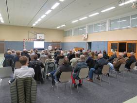 Foto (© Gemeinde Lehre): In Essenrode fand eine Informationsveranstaltung der Firma Tennet über das Bauprojekt am Stromnetzwerk Wahle-Wolmirstedt statt.
