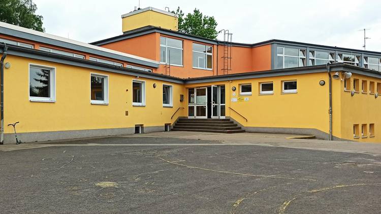 Foto (Archiv Gemeinde Lehre): Die Schule in Flechtorf: Künftig sollen hier Überwachungskameras für mehr Sicherheit sorgen.