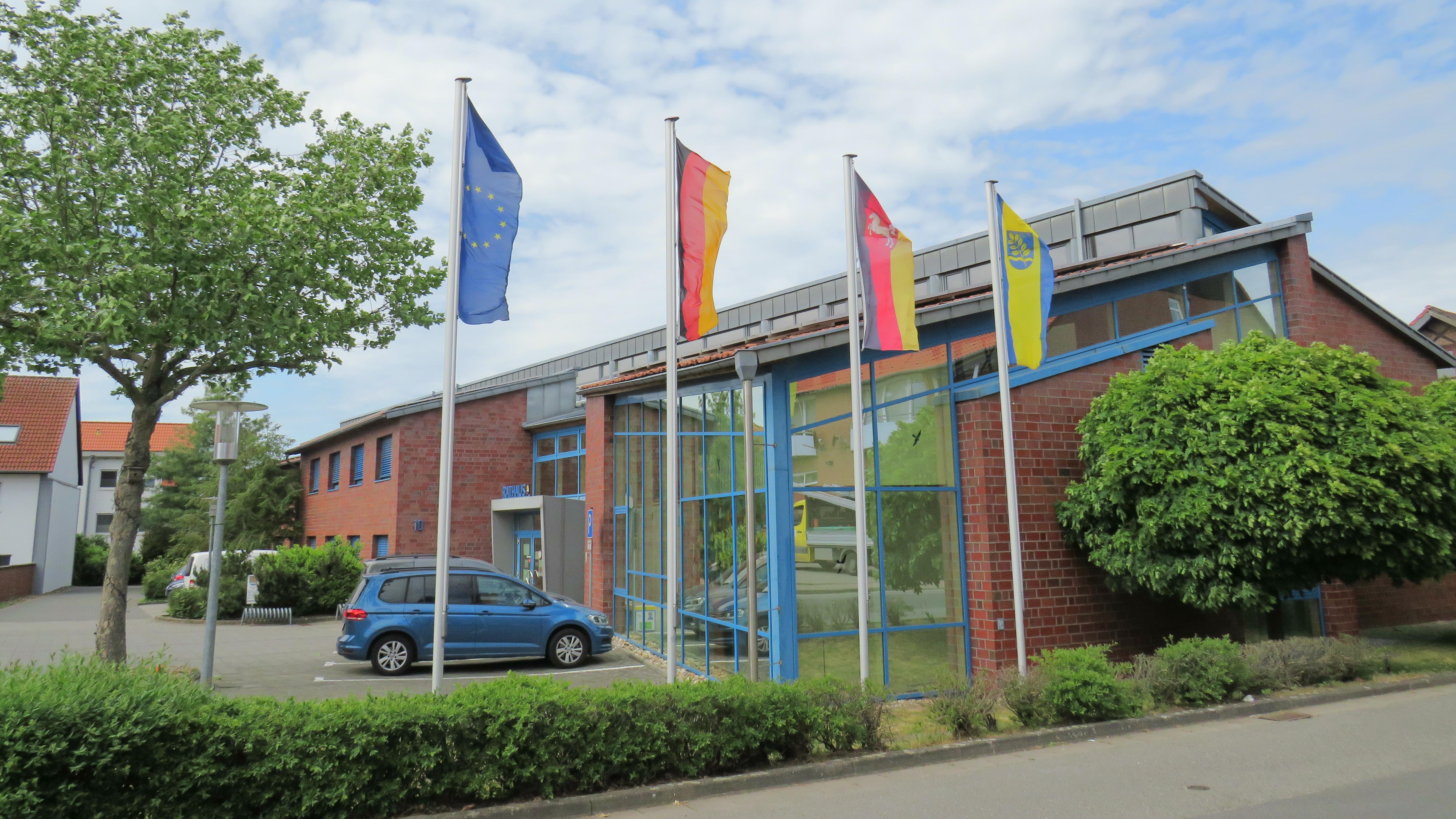 Foto (© Gemeinde Lehre): Die Gemeinde Lehre hisst die Flaggen am Tag des Grundgesetzes.