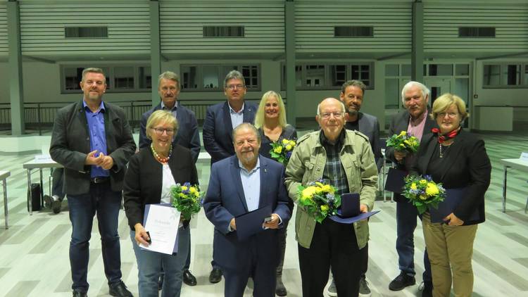 Foto (Gemeinde Lehre): Im Gemeinderat ehrte Thomas Bode (hinten Mitte) für den NSGB jetzt langjährige Ratsmitglieder.