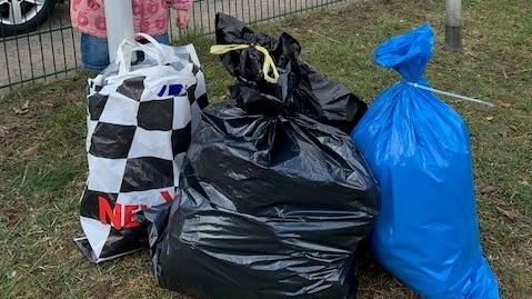 Foto (© Michaela Hofmann): An vielen Stellen in der Gemeinde Lehre wurde während der eigentlichen Umweltwoche Müll gesammelt.