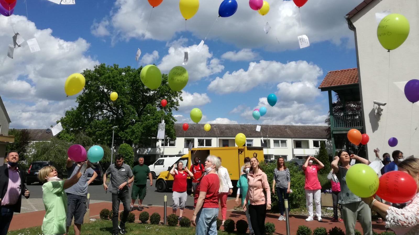 Fotos (Haus Wartburg): Anlässlich des Tags der Pflege ließen die Beschäftigten des APH Lehre Ballons mit Forderungen fliegen.