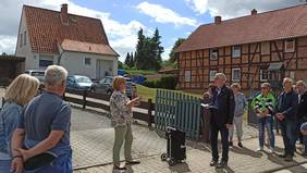 Die Führung durch Groß Brunsrode zum Gemeinde Jubiläum war gut besucht.