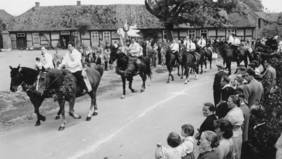 Die Reiter beim Fahnenjagen in Essenrode um 1955