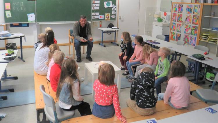 Foto (© Gemeinde Lehre): Anlässlich des bundesweiten Vorlesetags hat Gemeindebürgermeister Andreas Busch in der Grundschule Lehre vorgelesen.