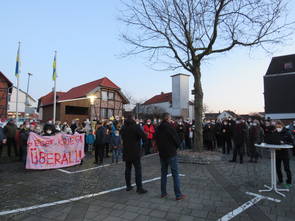 Mahnwache vor dem Rathaus Lehre am 2. März 2022