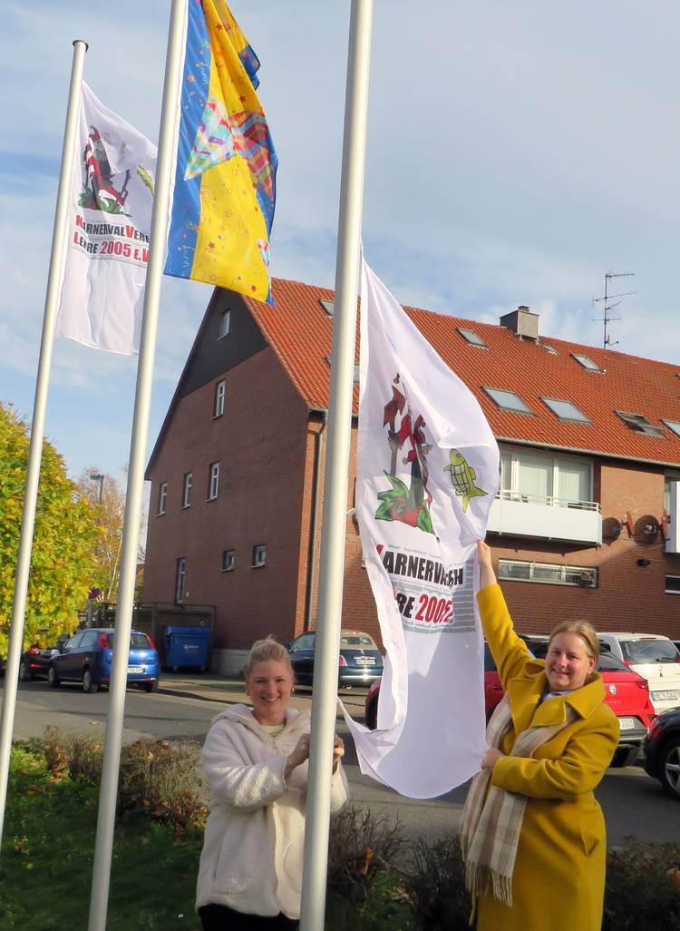 Foto: (© Gemeinde Lehre) Saskia Speckmann (links) und Diana Siedentopf beim Hochziehen der Fahnen 