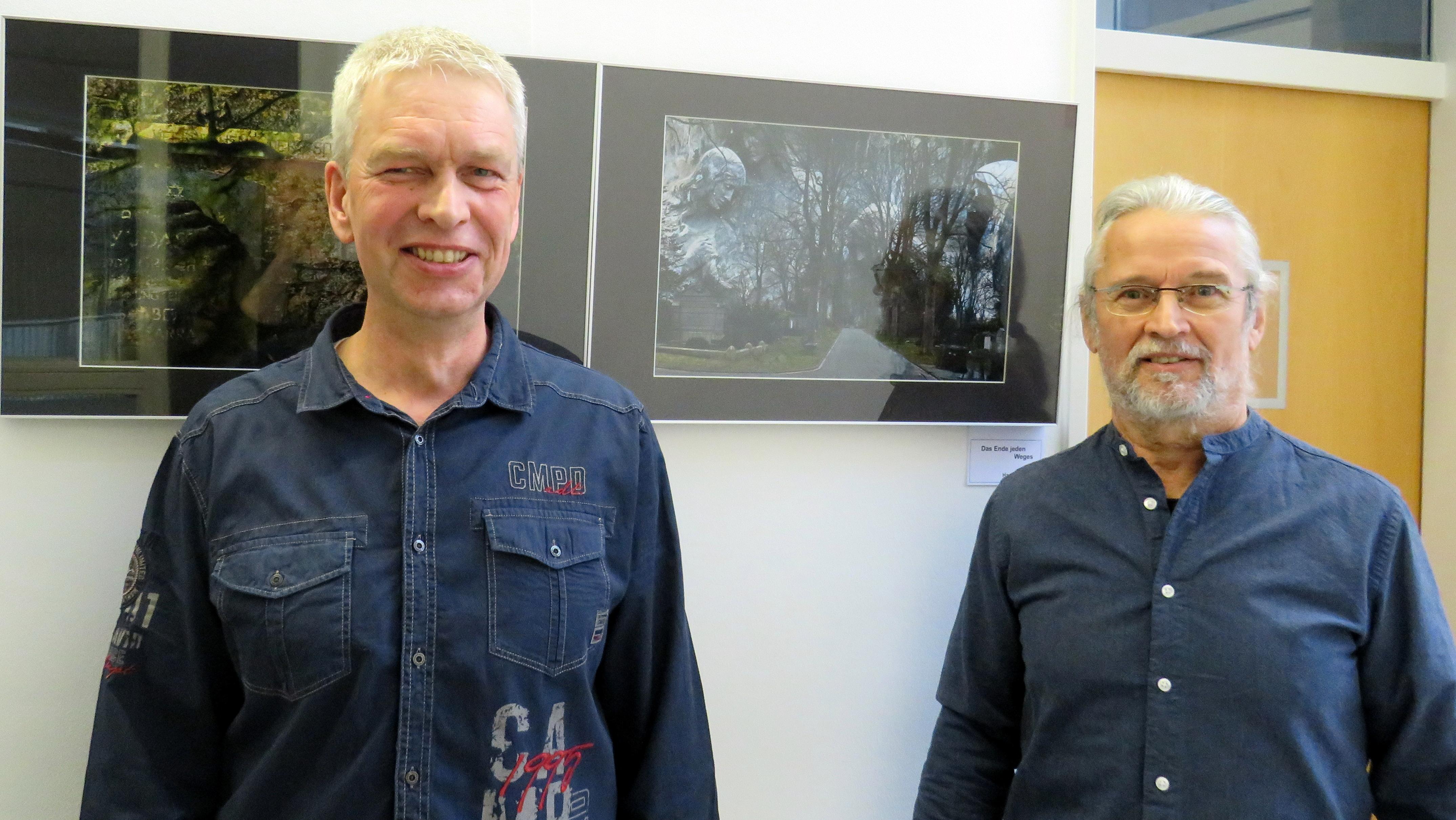 Foto (© Gemeinde Lehre): Die Ausstellung „Mehr… sehen“ wurde jetzt im Rathaus eröffnet: Frank Müller (links) und Hartmut Slotta bei der Eröffnung.