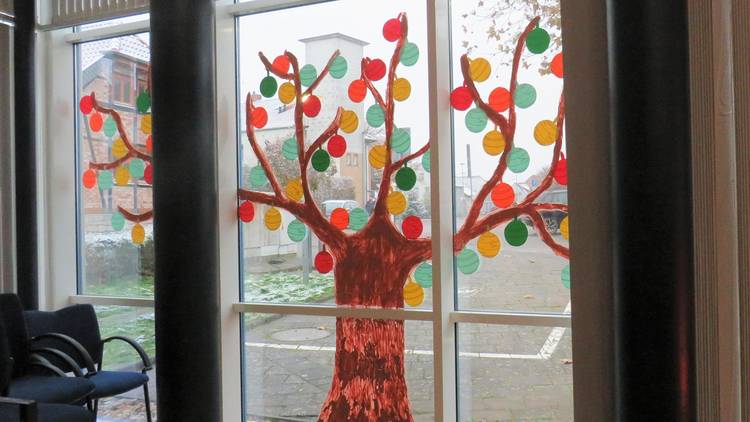  Foto (© Gemeinde Lehre): Der Friedensbaum im Rathaus der Gemeinde Lehre ist weihnachtlich geschmückt.