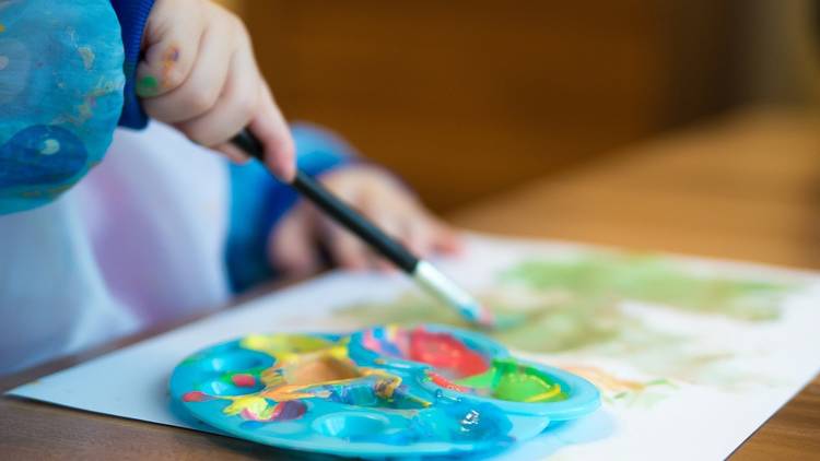  Symbolfoto (Pixaby): Ein Kind malt – bald ist das auch wieder in den Kindertagesstätten der Gemeinde Lehre möglich.