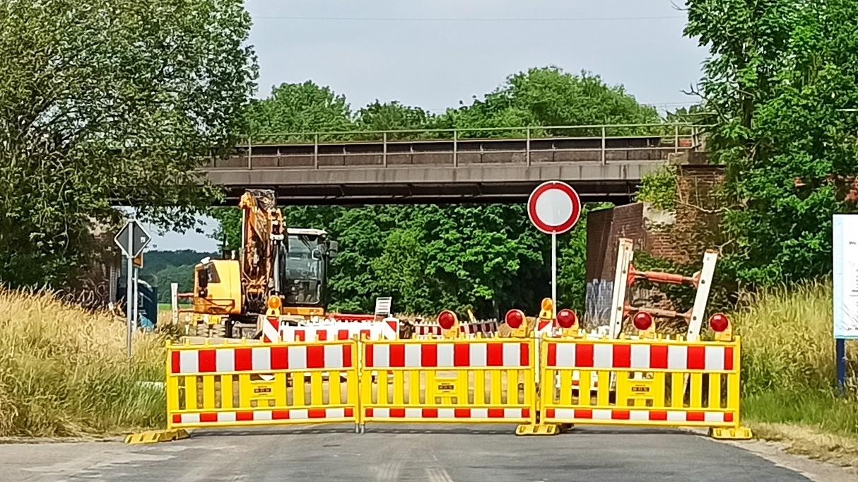 Foto: ( © Archiv Gemeinde Lehre) Aufgrund des zweigleisigen Ausbau der Eisenbahnstrecke „Weddeler Schleife“ besteht derzeit eine Vollsperrung in der Ehmener Straße