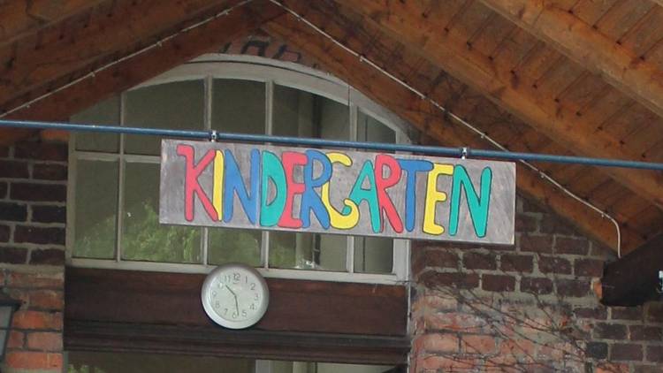 Die Aufschrift Kindergarten an der Kita Groß Brunsrode