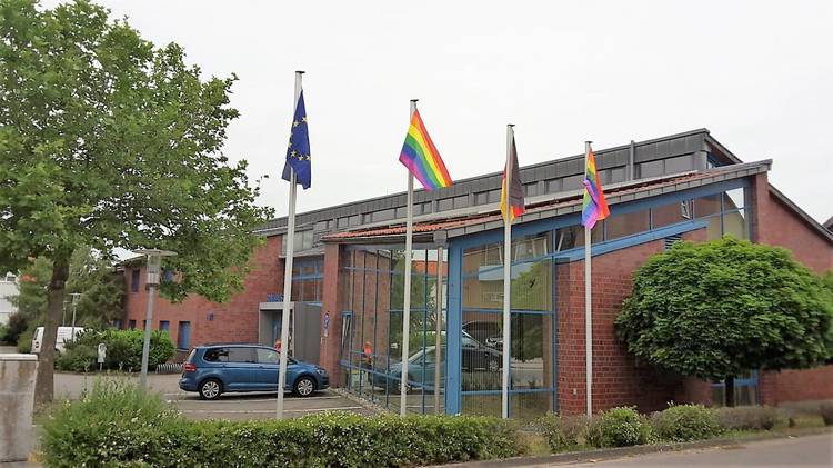 Foto (Quelle:Gemeinde Lehre): Vor dem Lehrschen Rathaus wehen die Regenbogenfahnen.