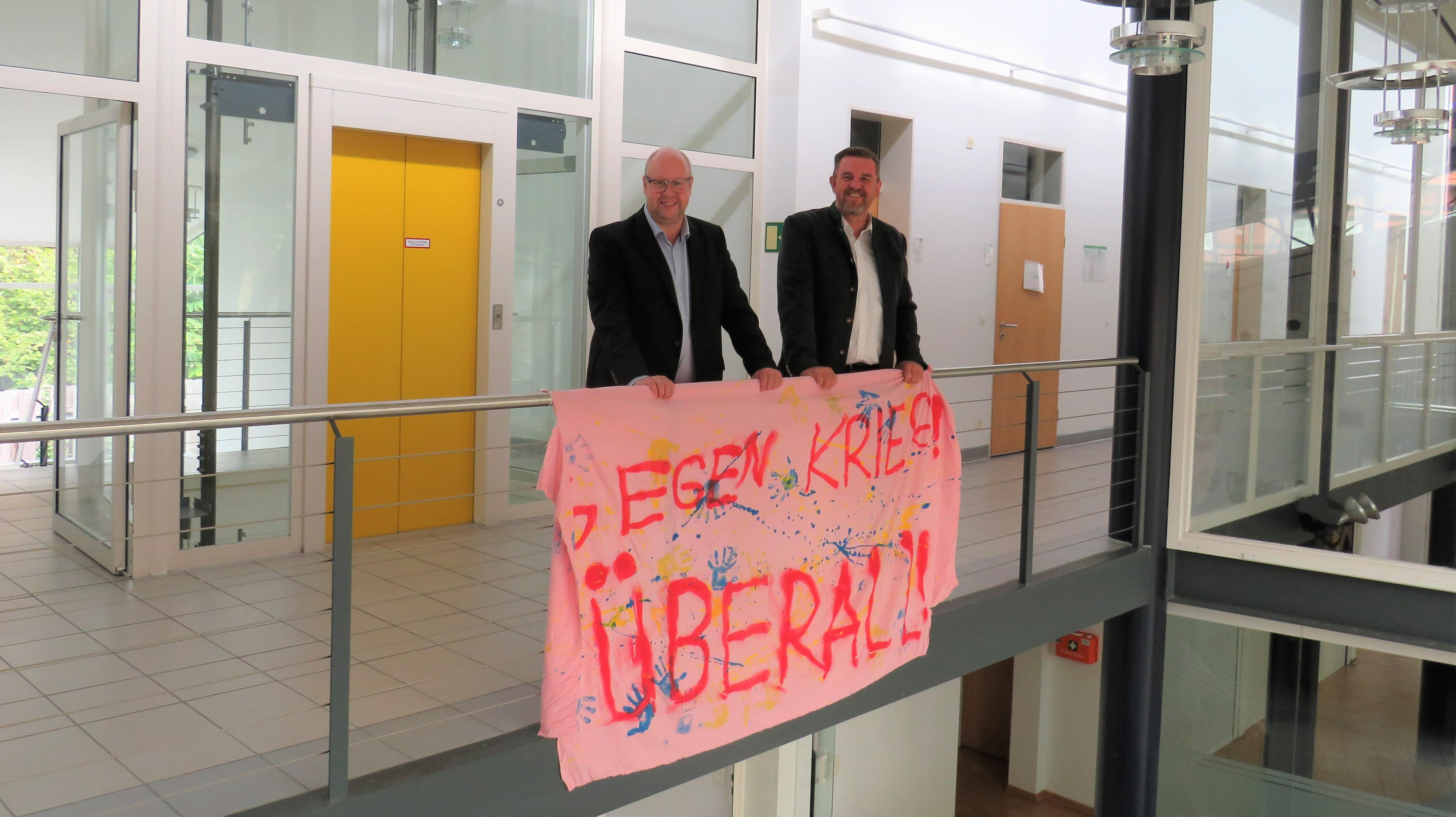 Foto: ( © Gemeinde Lehre) MdL Jörn Domeier (SPD) besuchte das Rathaus Lehre und tauschte sich mit Gemeindebürgermeister Andreas Busch zu aktuellen Themen aus.