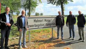 Bild: (© Gemeinde Lehre) Hinweisschilder Mahnort Muna, Gemeindebürgermeister Andreas Busch (von links), Uwe Otte und Verwaltungsleiter Tobias Breske.