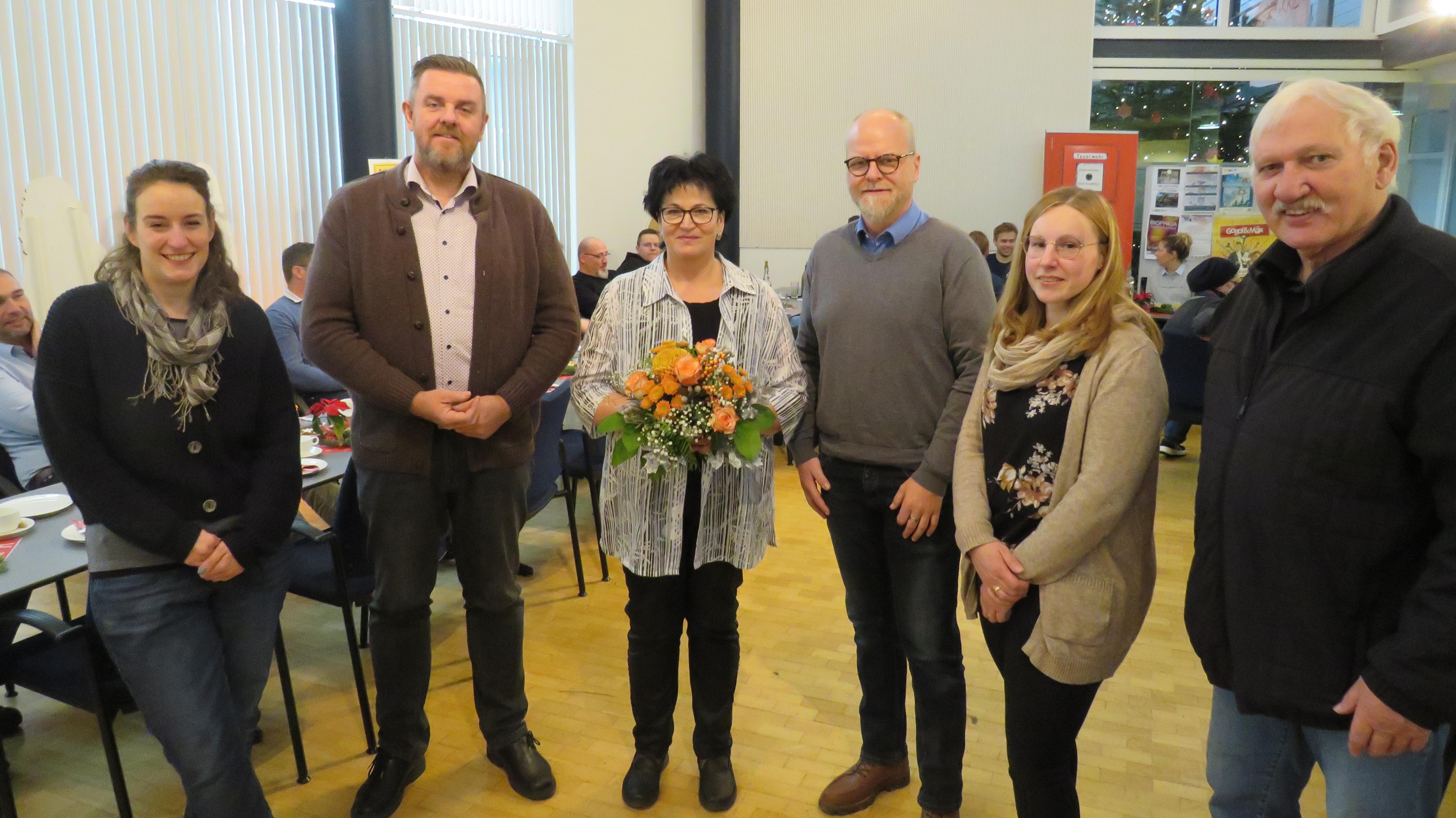 Foto (© Gemeinde Lehre): Gemeindebürgermeister Andreas Busch sowie zahlreiche Kolleginnen und Kollegen verabschieden sich von Anita Remus.