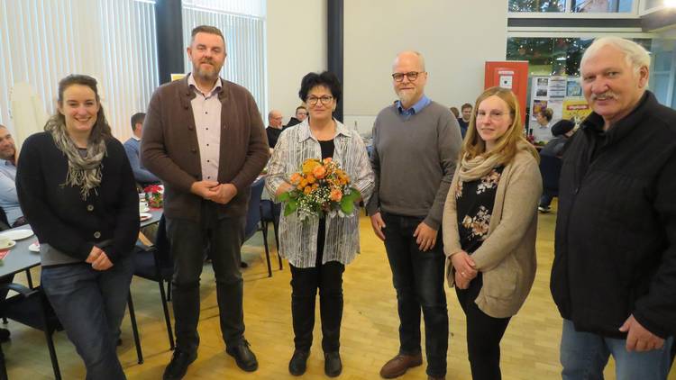Foto (© Gemeinde Lehre): Gemeindebürgermeister Andreas Busch sowie zahlreiche Kolleginnen und Kollegen verabschieden sich von Anita Remus.