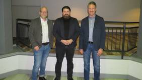 Foto (© Gemeinde Lehre): Matthias Kirchner (Mitte) wird vom allgemeinen Vertreter. des Bürgermeisters Tobias Breske (links) und dem Ratsvorsitzendem Jürgen Haberland (rechts) im Gemeinderat willkommen geheißen.