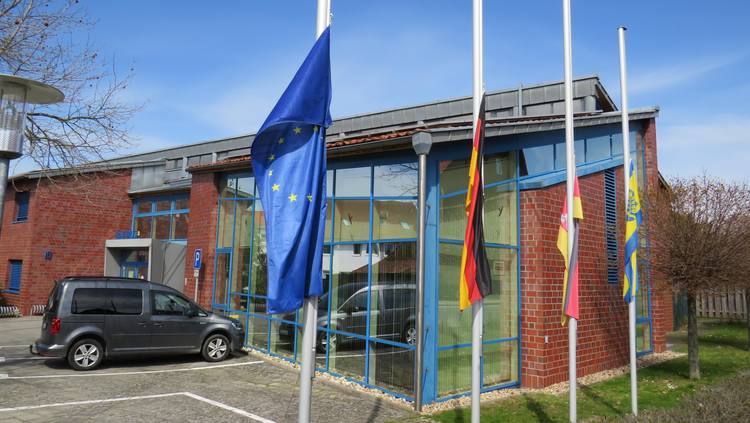 Foto (Gemeinde Lehre): Die Flaggen vor dem Rathaus.