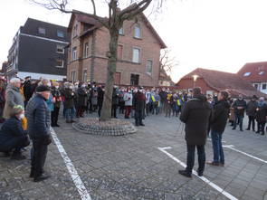 Mahnwache vor dem Rathaus Lehre am 2. März 2022
