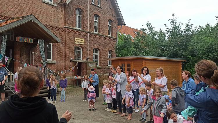 Fotos (Gemeinde Lehre): Das Sommerfest in der Kita „Hand in Hand“ in Groß Brunsrode war ein voller Erfolg. Ein Thema war der gemeinsame Ausflug in den Tierpark (Gruppenbild).