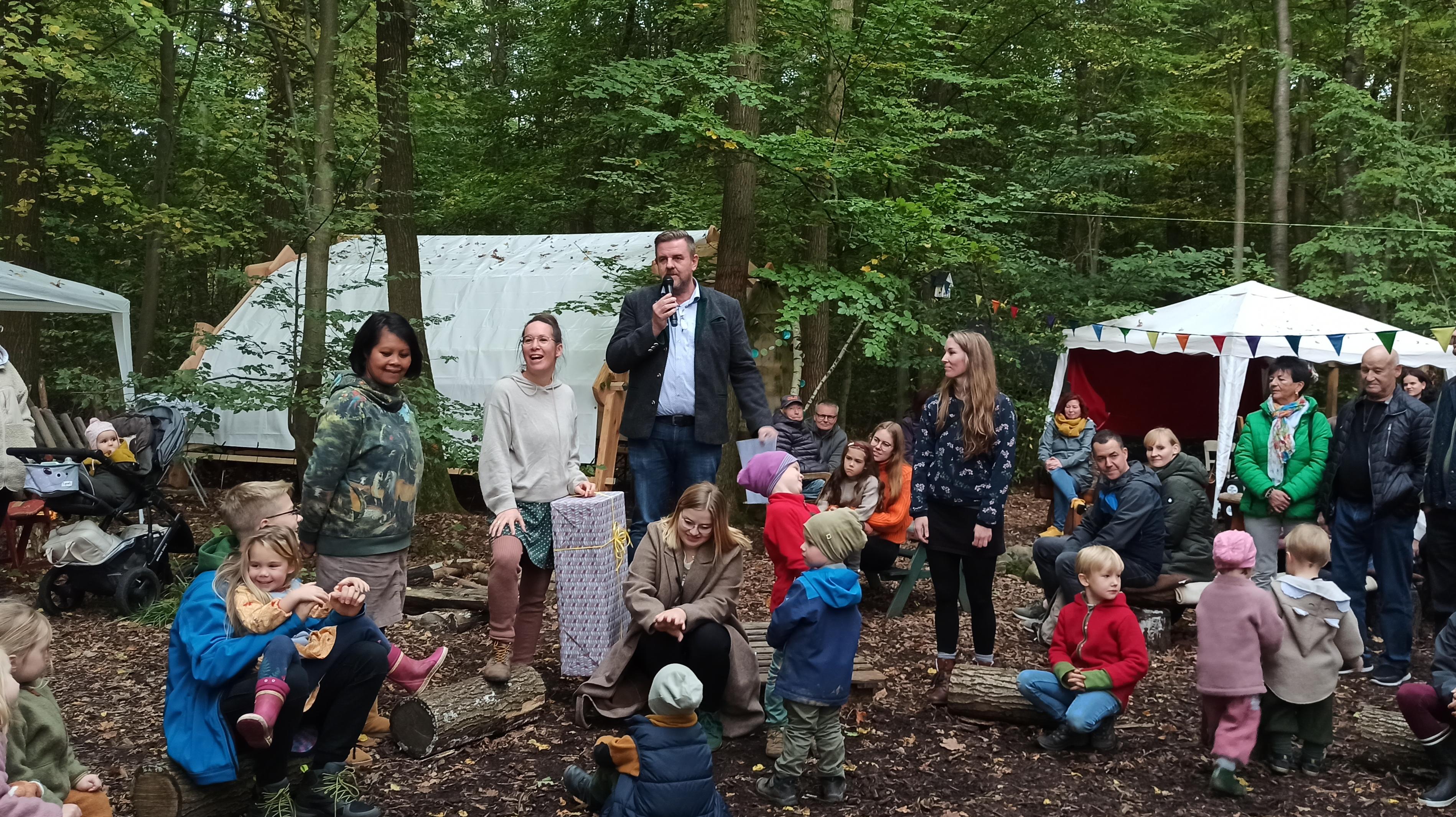 Foto (© Gemeinde Lehre): Der Waldkindergarten in Essehof feierte sein fünfjähriges Bestehen – da gratulierte natürlich auch der Bürgermeister.