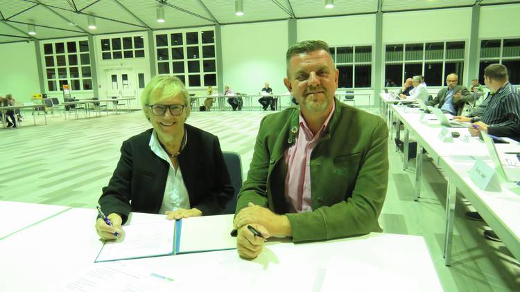 Foto (Gemeinde Lehre): Ratsvorsitzende Edelgard Hahn und Bürgermeister Andreas Busch unterzeichneten nach dem Beschluss des Gemeinderats gemeinsam die Musterresolution zur „Agenda 2030“.