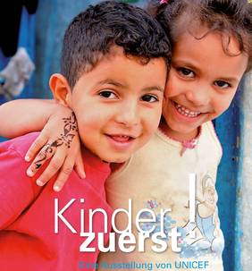 Bild: (© UNICEF Deutschland) Titelbild Ausstellung „Kinder zuerst“ von UNICEF