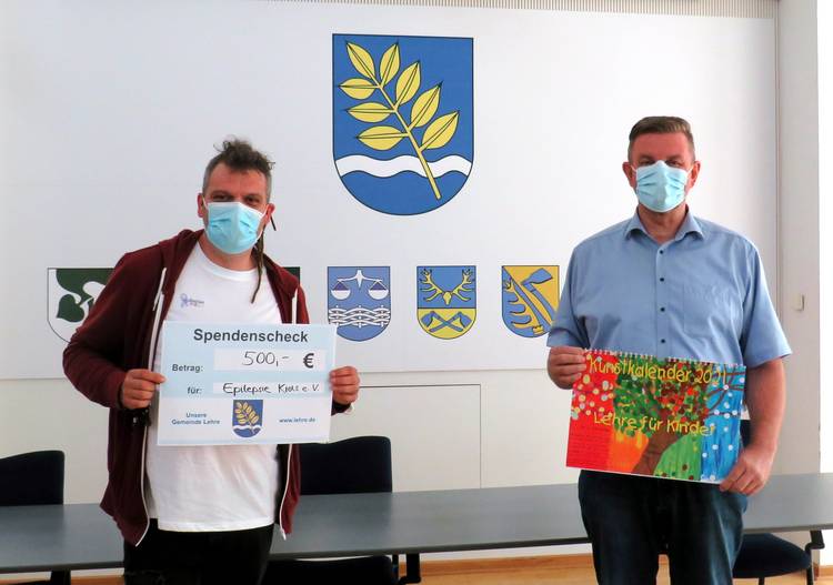 Spende Kunstkalender 2021, Vorsitzender des Vereins Epilepsie Kids (links) und Gemeindebürgermeister Andreas Busch bei der Übergabe der Spende