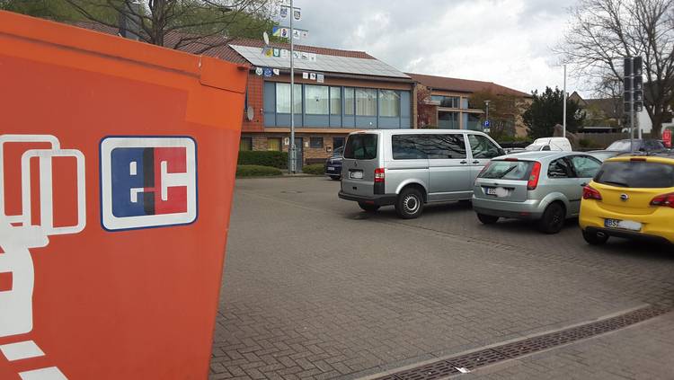 Foto (Gemeinde Lehre): Der Volksbank-Kubus in Flechtorf wird abgerissen, der Parkplatz wird während der Arbeiten gesperrt.