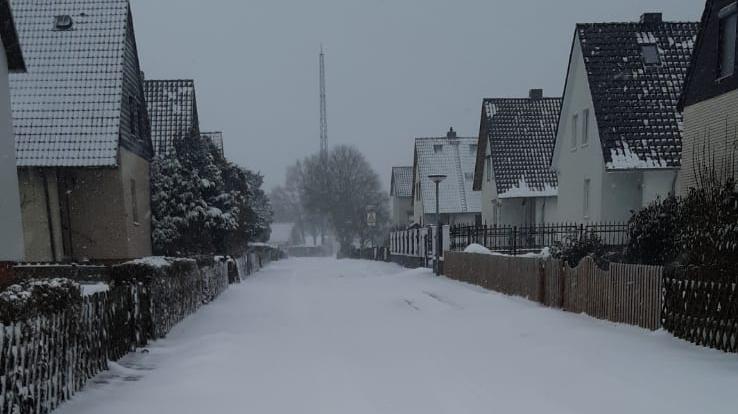 Foto (Gemeinde Lehre): Schneemassen auf einer Straße in Lehre.