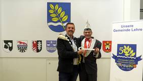 Foto (© Gemeinde Lehre): Symbolische Schlüsselübergabe im Rathaus - Gemeindebürgermeister Andreas Busch und KVL-Präsidenten Wolfgang Rockar (von links).