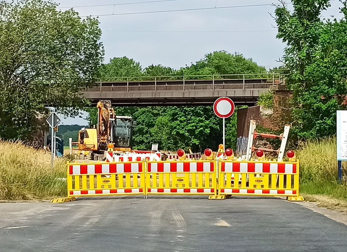 Foto (© Gemeinde Lehre): Aufgrund des zweigleisigen Ausbaus der Eisenbahnstrecke „Weddeler Schleife“ bleibt es zunächst bei Einschränkungen in der Ehmener Straße.