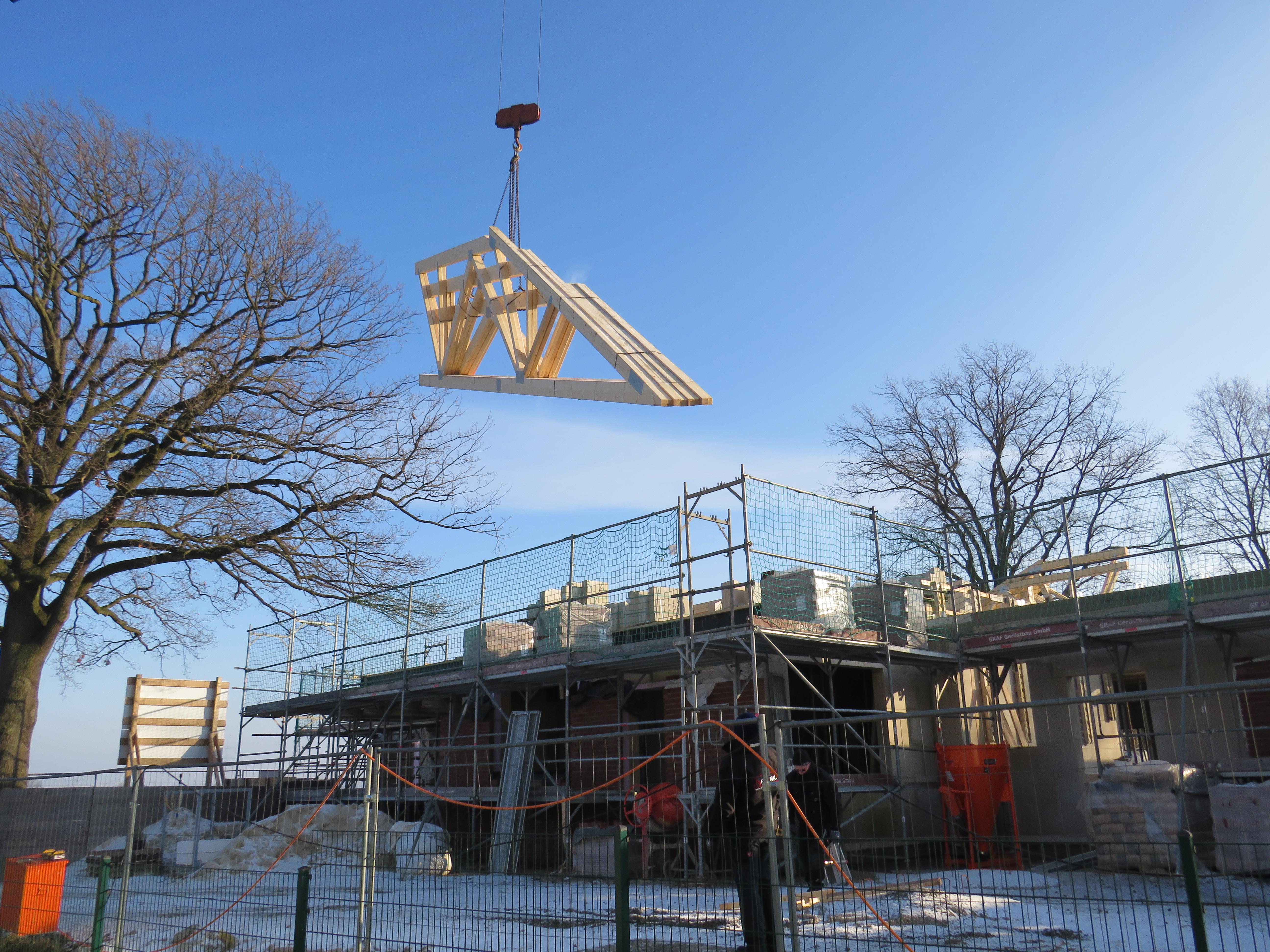 Foto(© Gemeinde Lehre): Kürzlich wurden die Holzelemente für den Dachstuhl der neuen Kita in Essenrode angeliefert.