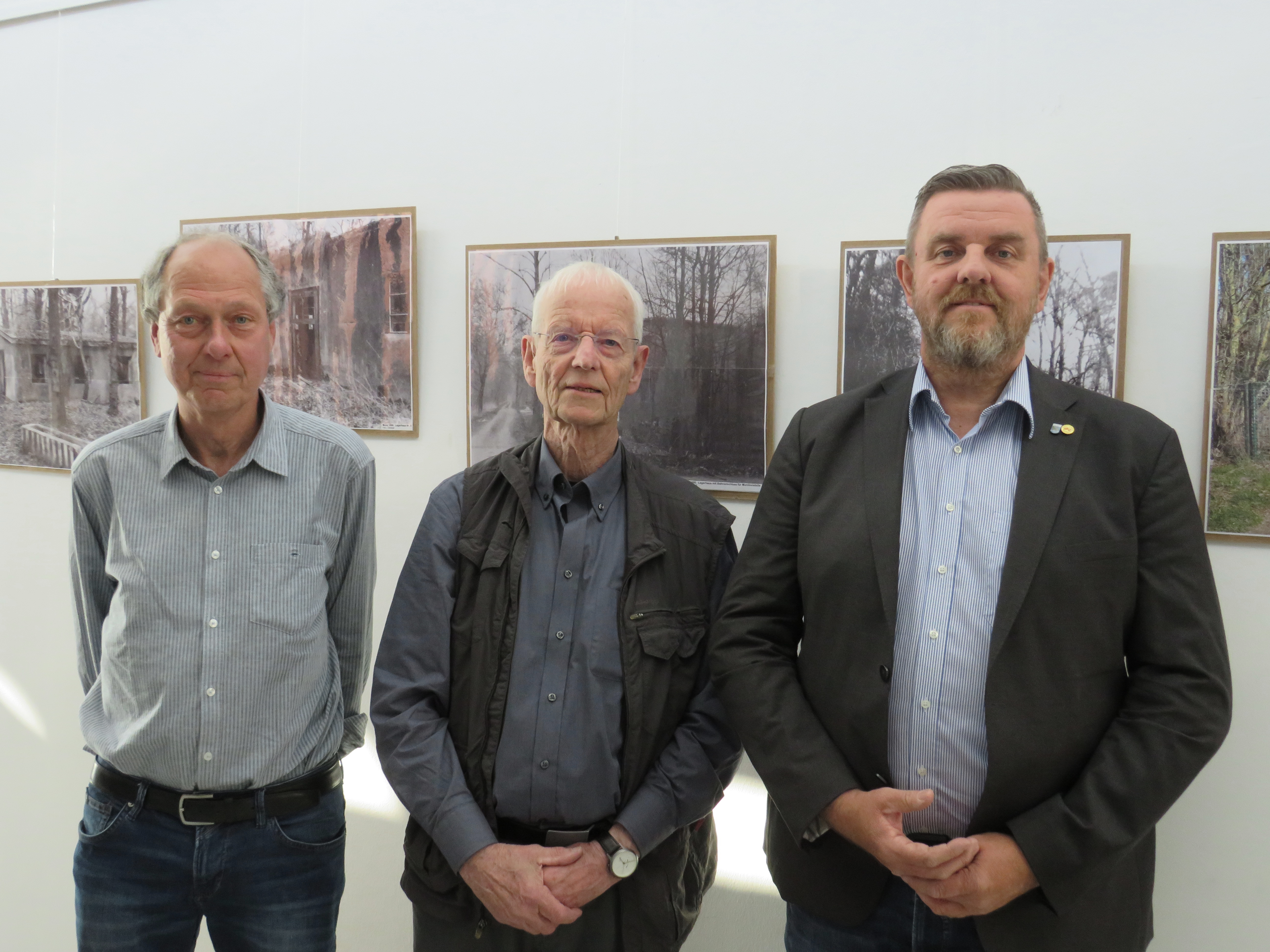 Foto (© Gemeinde Lehre): Uwe Otte, Jens Dürrkopf und Gemeindebürgermeister Andreas Busch bei der ERöffnung der neuen Fotoausstellung im Rathaus.