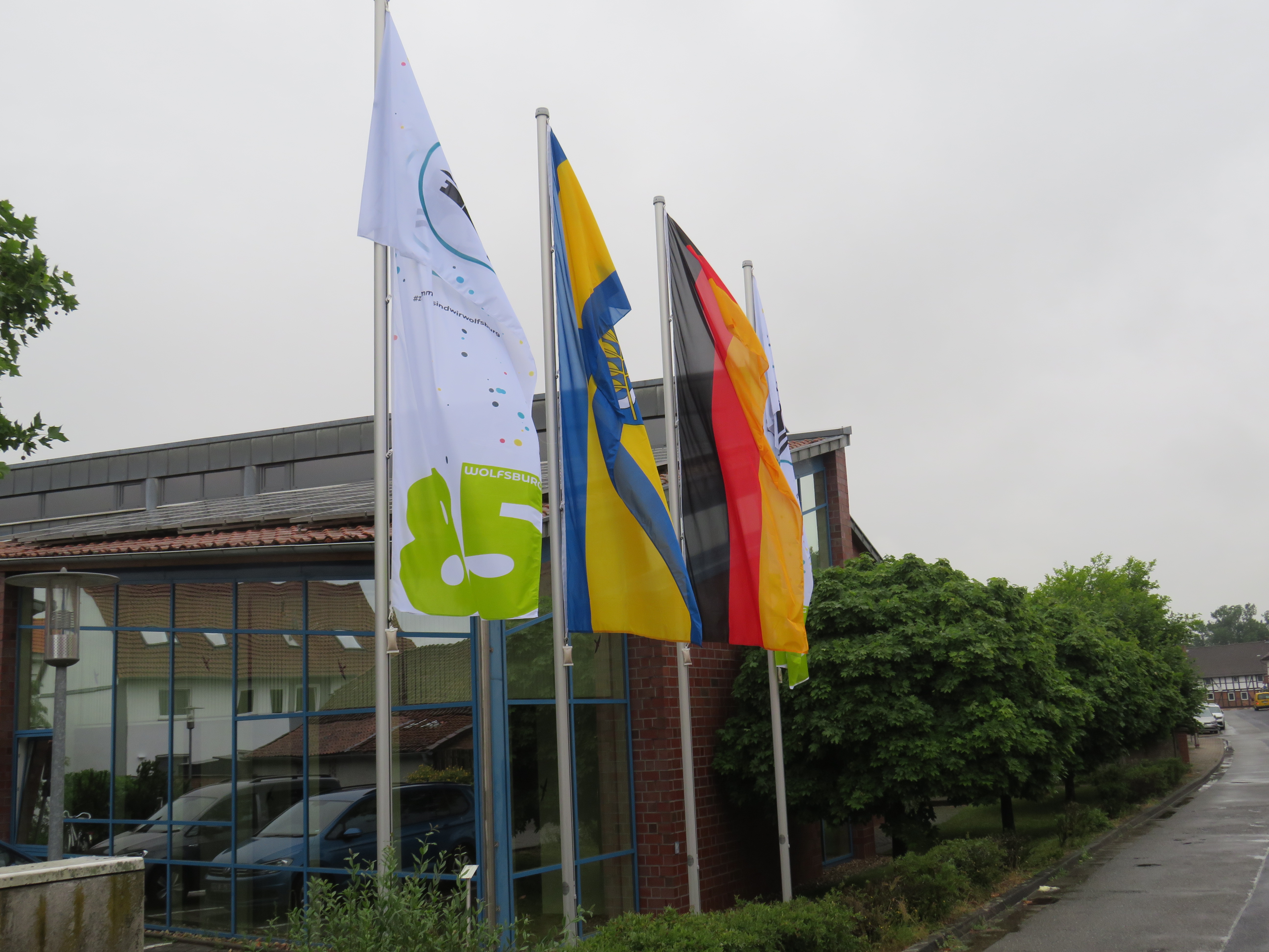 Foto (© Gemeinde Lehre): Flaggen mit der Stadt Wolfsburg