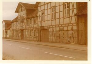 Bild vergr&ouml;&szlig;ern: Foto (privat): Die Gaststätte zum weißen Ross an der Berliner Straße in Lehre in den 1970er Jahren
