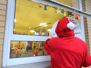 Bild vergr&ouml;&szlig;ern: Foto (© Gemeinde Lehre): Überraschender Nikolaus-Besuch in den Kitas – über Geschenke mit gesunden Naschereien freuen sich alle Kinder und Beschäftigten.
