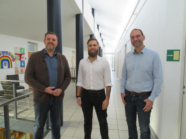 Bild vergr&ouml;&szlig;ern: Foto (© Gemeinde Lehre): Der neue Klimaschutzmanager Phil Kühnholz (Mitte) mit Bürgermeister Andreas Busch (l.) und Fachbereichsleiter Marco Schulz.