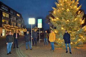 Bild vergr&ouml;&szlig;ern: Foto (Dirk Fochler): Bauhof-Leiter Christian Gerike, Gemeindebürgermeister Andreas Busch, Ortsbürgermeister Heinrich Köther, Fachbereichsleiter Marco Schulz, Ortsbrandmeister Jan Wehrstedt und die CDU-Ortsratsmitglieder Thorben Pfeifer und Sven Meyer beda