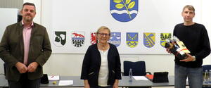 Bild vergr&ouml;&szlig;ern: Foto (© Gemeinde Lehre): Ortsbürgermeisterin Edelgard Hahn (Mitte) und Gemeindebürgermeister Andreas Busch (links) verabschieden Josua Mikalo.