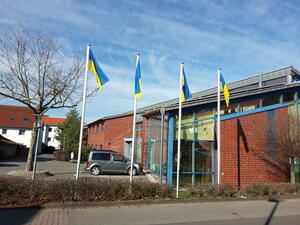 Bild vergr&ouml;&szlig;ern: Foto (Gemeinde Lehre): Die Flagge der Ukraine weht seit einigen Tagen als Zeichen der Solidarität vor dem Rathaus Lehre.