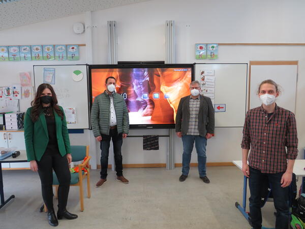 Bild vergr&ouml;&szlig;ern: Foto (Gemeinde Lehre): Freuen sich über die neuen „Smart Screens“: Sandra Sauerbrei, André Schulz, Frank Lange und Chris Schulze.